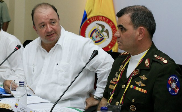 El ministro de Defensa de Colombia Luis Carlos Villegas (i) participa en un reunión de Seguridad y Defensa con su homólogo de Venezuela, general Vladimir Padrino (d) hoy, viernes 2 de octubre de 2015, en Santa Marta (Colombia). La reunión de programada entre Colombia y Venezuela es producto del cierre de la frontera que realizó unilateralmente Venezuela hace un poco más de dos meses y se desarrolla en la Quinta de San Pedro Alejandrino de Santa Marta. EFE/RICARDO MALDONADO ROZO