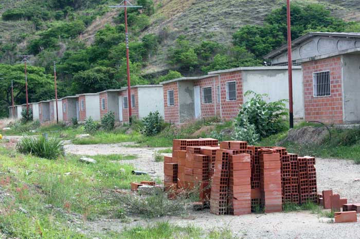 Familias ingresan a casas inconclusas por temor a invasiones