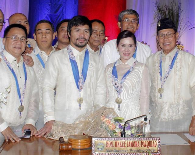 El boxeador filipino Manny 'Pacman' Pacquiao (2º izq), su esposa Jinky (2ª dcha) y varios responsables locales participan en un encuentro político en la ciudad de Alabel, en la provincia de Sarangani, en el sur de Filipinas, hoy 5 de octubre de 2015. El púgil y congresista afirmó que concurrirá a las próximas elecciones al Senado, según varias noticias radiofónicas. EFE