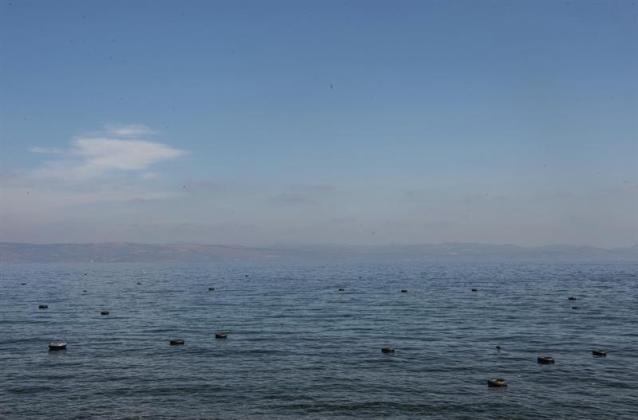 Vista del varios flotadores, abandonados por los inmigrantes, sobre las aguas próximas a una playa próxima a Skala Sikaminias, isla de Lesbos (Grecia) hoy, 5 de octubre de 2015. La agencia de control de las fronteras de la UE (Frontex) requiere 775 guardias para ser desplegados fundamentalmente en las fronteras exteriores de Italia y Grecia, donde se registra una mayor llegada de inmigrantes. EFE