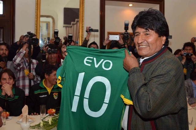 El presidente de Bolivia, Evo Morales, muestra una camiseta de la selección boliviana de fútbol, con el número 10 y su nombre, que le obsequió el equipo hoy, martes 6 de octubre de 2015, en su visita al Palacio de Gobierno, en la Paz, Bolivia. Morales afirmó hoy que está de acuerdo en modificar el horario laboral del próximo jueves a petición de la Federación Boliviana de Fútbol (FBF) con el fin de facilitar la asistencia de los aficionados al partido contra la selección de Uruguay, de las eliminatorias para el mundial de Rusia 2018. EFE/AGENCIA BOLIVIANA DE INFORMACIÓN/SOLO USO EDITORIAL