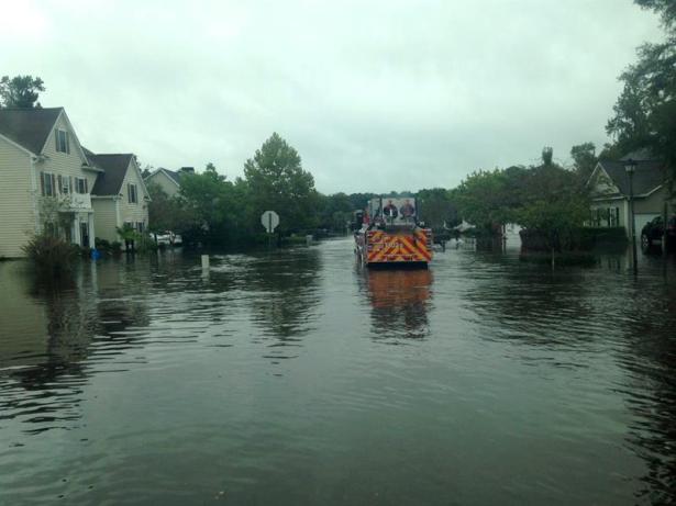  Fotografía cedida por South Carolina National Guard (SCNG), del 6 de octubre de 2015, que muestra a soldados del SCNG con la 108 Chemical Company y el apoyo de un 1-118th FSC, mientras trabajan en la emergencia provocada por las inundaciones debido a las fuertes lluvias que han roto diques, producido evacuaciones y han dejado nueve muertos. EFE/US ARMY NATIONAL GUARD/BRIAN HARE 