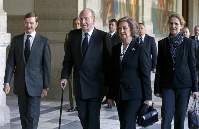 Los reyes Juan Carlos y Sofía, junto a la infanta Elena, y Pedro Borbón-Dos Sicilias (i), hijo del duque de Calabria, a su llegada al Monasterio de San Lorenzo de El Escorial para visitar la capilla ardiente con los restos del infante Carlos de Borbón-Dos Sicilias, primo del anterior jefe del Estado, fallecido el pasado lunes a los 77 años. EFE/Chema Moya