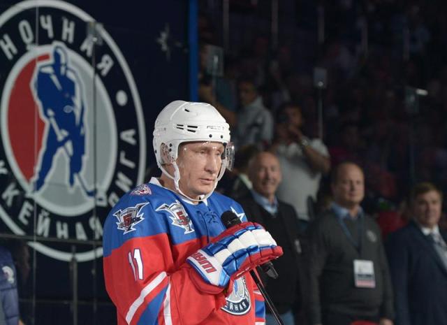 El presidente ruso Vladimir Putin asiste al partido inaugural de la Liga de Hockey hielo en Sochi, Rusia hoy 7 de octubre de 2015. EFE/Alexey Nikolsky K 