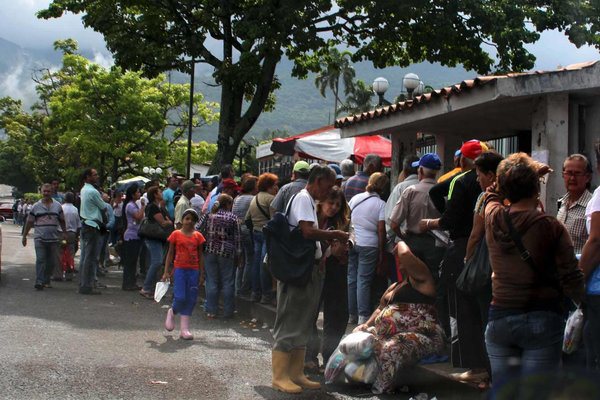 Tachirenses utilizan días de descanso para hacer colas en los supermercados