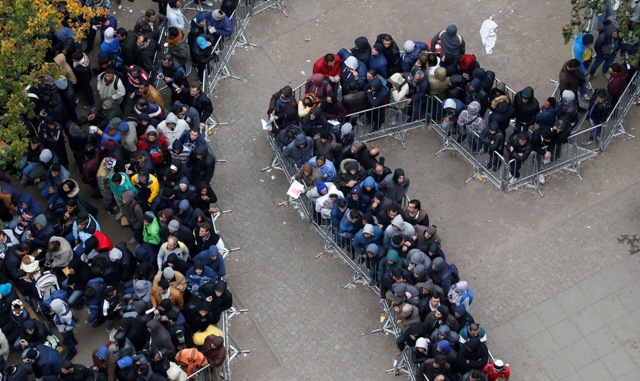 Una cola de inmigrantes es vista en la Oficina de Sanidad y asuntos Sociales de BerlÃ­Â­n mientras esperan para registrarse, en BerlÃ­Â­n, Alemania, el 7 de octubre de 2015. Unos 170.000 inmigrantes irregulares llegaron a la UniÃ³n Europea en septiembre, dijo el martes la agencia europea de fronteras Frontex, alcanzando los 710.000 en lo que va de aÃ±o. REUTERS/Fabrizio Bensch