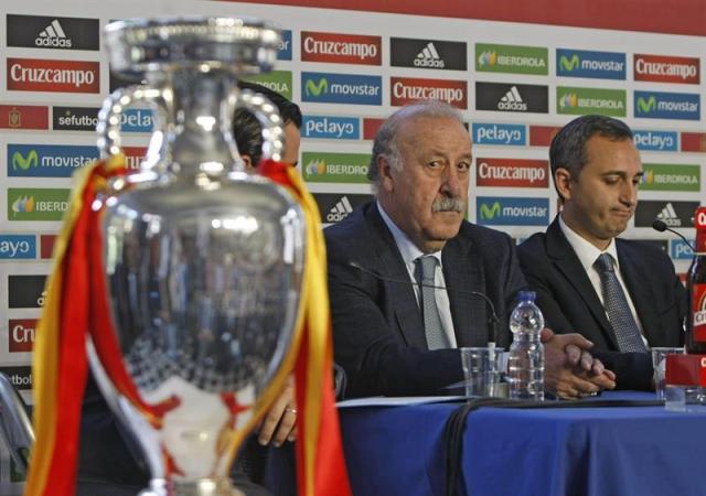 El seleccionador nacional, Vicente del Bosque, junto al presidente de la Diputación Provincial, César Sánchez, en la presentación del partido amostoso España-Inglaterra que se jugará el 13 de noviembre en el Rico Pérez de Alicante. EFE/MORELL