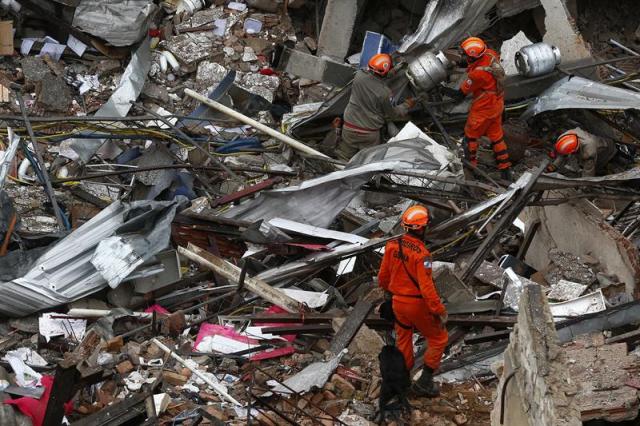 Bomberos trabajan en el lugar donde una explosión derribó una edificación de dos pisos hoy, lunes 19 de octubre de 2015, en Río de Janeiro (Brasil). Al menos ocho personas sufrieron heridas como consecuencia de una fuerte explosión que derribó hoy una edificación de dos pisos y que destruyó por completo dos restaurantes y una farmacia en la ciudad brasileña de Río de Janeiro, informaron los bomberos. EFE/Marcelo Sayão