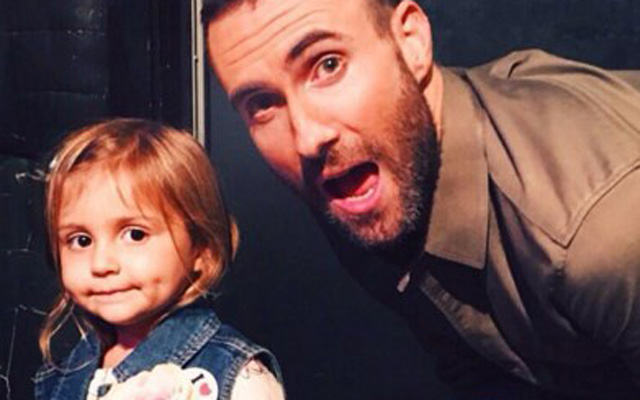 ¿Recuerda a la niña que lloró porque Adam Levine está casado? Así reaccionó al conocerlo