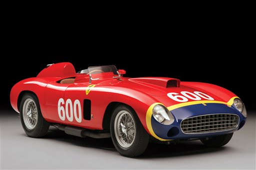 Esta foto sin fecha suministrada por RM Sotheby's en Nueva York muestra la ferrari modelo 1956 construida para el legendario piloto argentino Juan Manuel Fangio, que será subastada en Nueva York el 10 de diciembre del 2015. (Tim Scott Fluid Images/Sotheby's via AP)