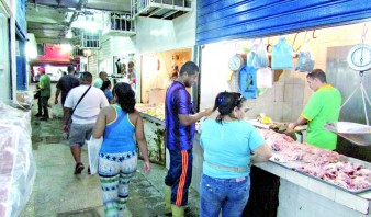 Comerciantes del mercado municipal de Puerto La Cruz bajan los precios ante fiscalizaciones