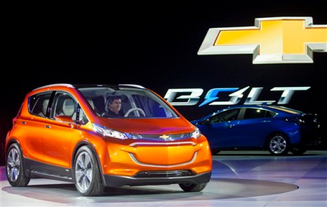 Fotografía de archivo del 12 de enero de 2015 de la presentación del auto eléctrico Chevrolet Bolt EV en la Exhibición Internacional de Autos de Norteamérica, en Detroit. (Foto AP/Tony Ding, archivo)