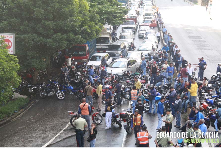 Motorizados protestaron a la altura de la pasarela del C.C. Concresa (Fotos)