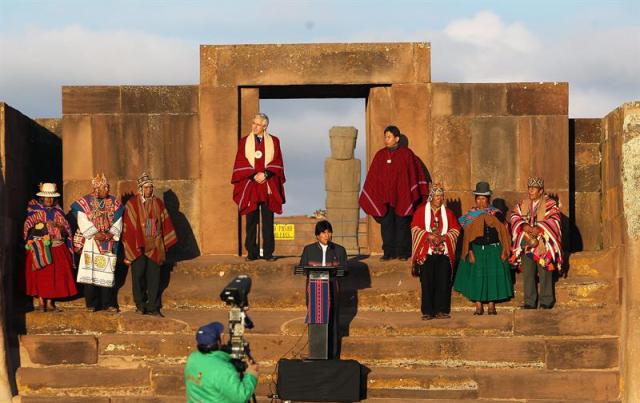 El presidente boliviano, Evo Morales (c), el canciller de Bolivia, David Choquehuanca (c-d), y el vicepresidente del país, Álvaro García Linera (c-i), participan en un acto en la ciudadela prehispánica de Tiahuanaco para celebrar el récord del presidente que más tiempo ha gobernado el país de forma continua hoy, miércoles 21 de octubre de 2015. Morales se convirtió en el presidente que más tiempo ha gobernado el país de forma continua, al superar los 9 años y casi 9 meses de Andrés de Santa Cruz en el siglo XIX. EFE/MARTIN ALIPAZ