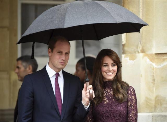 El príncipe Guillermo (i) de Inglaterra, y su esposa Catalina, duquesa de Cambridge, se despiden del presidente chino, Xi Jinping, y de su esposa, Peng Liyua, en el Lancaster House de Londres, Reino Unido, hoy, 21 de octubre de 2015. Xi Jinping continúa hoy su visita de Estado al Reino Unido, en una jornada en la que se entrevistará con el jefe del Ejecutivo británico, David Cameron, donde hablarán, entre otros asuntos, sobre las inversiones y acuerdos comerciales de ambos países. EFE/FACUNDO ARRIZABALAGA