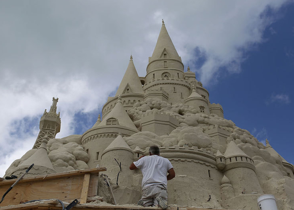 Construyen el castillo de arena más grande del mundo en Historic Virginia Key Beach Park