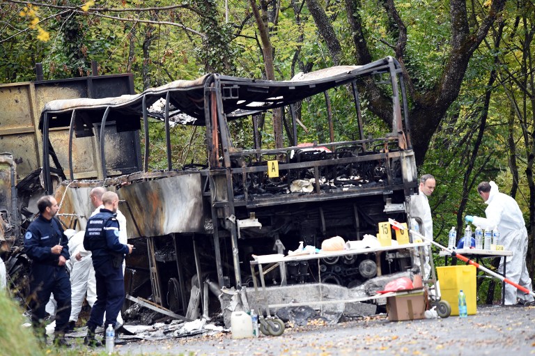 Rescatan los cuatro primeros cuerpos del autobús siniestrado en Francia