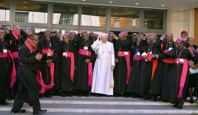  El papa Francisco (centro) posa junto a obispos y cardenales durante un receso en el sínodo de obispos celebrado en el Vaticano. EFE/Maurizio Brambatti