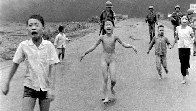 La famosa fotografía que convirtió a Kim Phuc en símbolo viviente de la Guerra de Vietnam no captó sus quemaduras, sólo su angustia cuando corría llorando con los brazos extendidos en dirección a la cámara y desnuda tras quitarse su ropa en llamas.