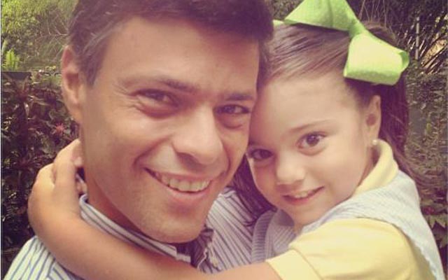 Hija de Leopoldo López le dedica emotiva tarjeta  (FOTO)