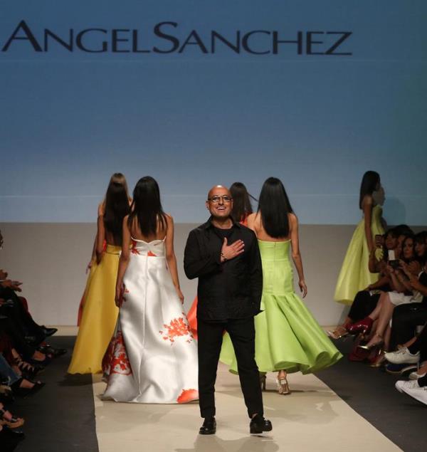 El diseñador venezolano Ángel Sánchez (c) saluda tras el desfile de su colección temporada primavera 2015-verano 2016 hoy, martes 27 de octubre de 2015, durante el inicio de la Semana de la Moda de Lima (LIF WEEK), que presentará hasta este 29 de octubre desfiles de diseñadores y marcas peruanas. EFE / Ernesto Arias