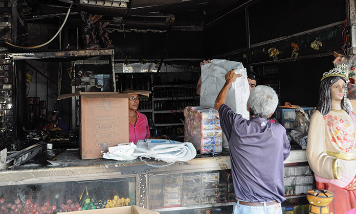 Delincuentes roban y queman comercio en Lara