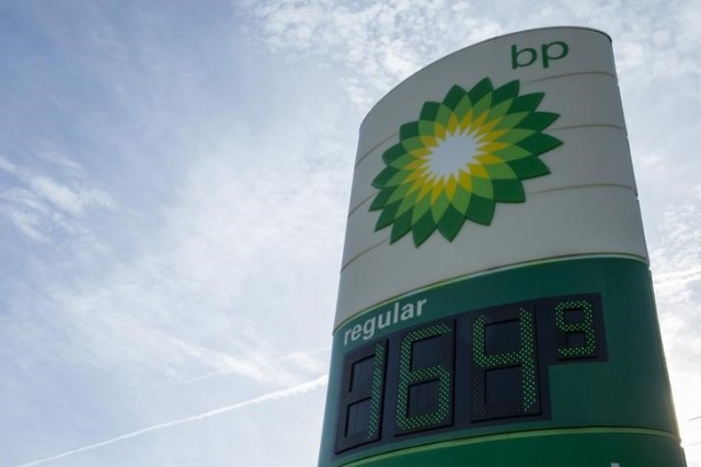 Imagen de archivo de los precios de la gasolina en una estación de BP en Troy, EEUU, ene 17, 2015. El mundo ya no está en riesgo de quedarse sin suministros de petróleo o gas en las próximas décadas ya que la tecnología existente es capaz de liberar tanta energía que las reservas globales casi se duplicarían al 2050 pese a un auge en el consumo, dijo el lunes la petrolera estadounidense BP.    REUTERS/Whitney Curtis