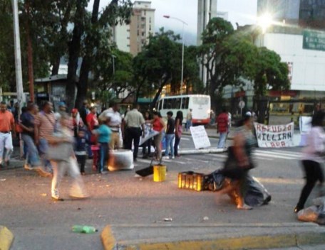 Refugiados trancan la avenida principal de La Urbina