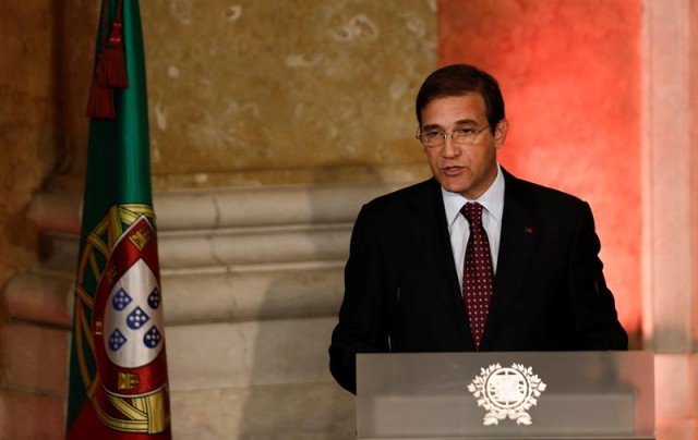 El primer ministro portugués, Pedro Passos Coelho da un discurso durante la ceremonia de investidura del nuevo Gobierno luso celebrada en el Palacio de Ajuda en Lisboa (Portugal). EFE/Tiago Petinga