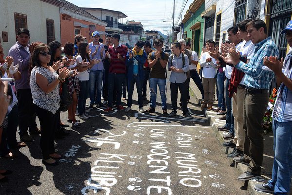 Padres, familiares y amigos de Kluiverth Roa estuvieron este 3 de noviembre en el lugar donde fue asesinado.