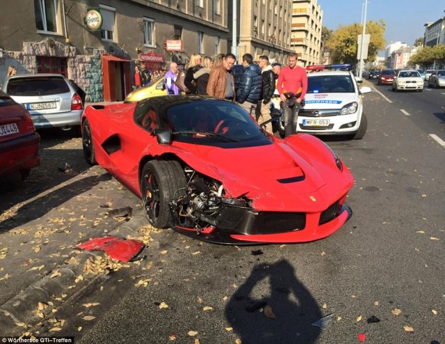 LaFerrari-crash