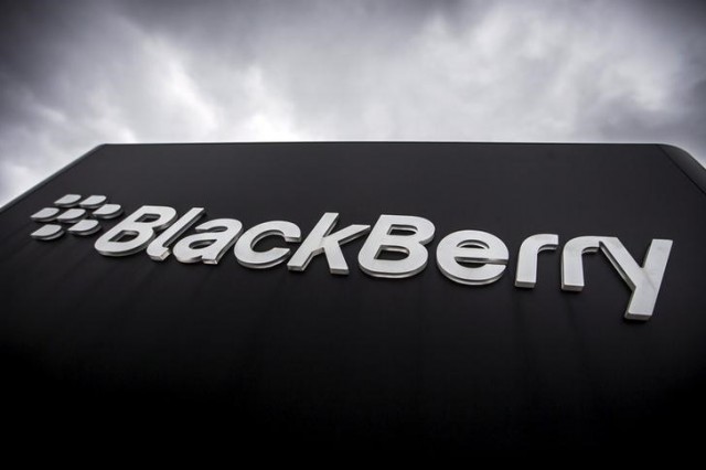 El logo de BlackBerry frente a sus oficinas en Waterloo, Canadá, 23 de junio de 2015. BlackBerry Ltd lanzó el viernes su primer dispositivo con sistema Android, poniendo el futuro del negocio de hardware de la compañía en un smartphone con diseño moderno llamado Priv que cuenta con una impresionante cantidad de funciones y un precio de venta alto. REUTERS/Mark Blinch/Files