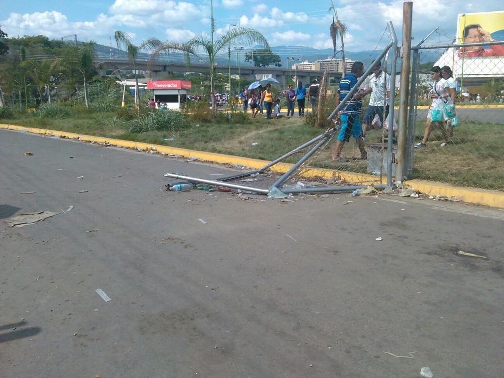 Hambre y desesperación generaron tensión en el Bicentenario de Charallave (FOTOS+VIDEO)