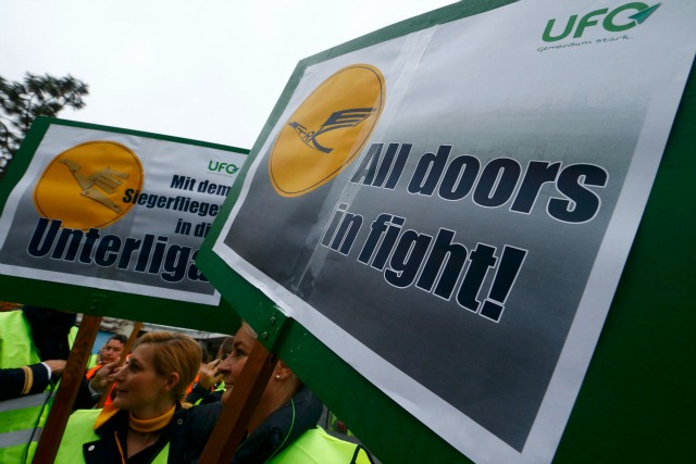 miembros de un sindicato de tripulantes de cabina durante una protesta en el aeropuerto de Fráncfort, Alemania, 6 de noviembre de 2015. Las pérdidas diarias de Lufthansa a partir de la mayor huelga en sus 60 años de historia se ubican claramente en varios millones de euros, incluso cifras de doble dígito, dijo el lunes un portavoz de la aerolínea alemana. REUTERS/Ralph Orlowski