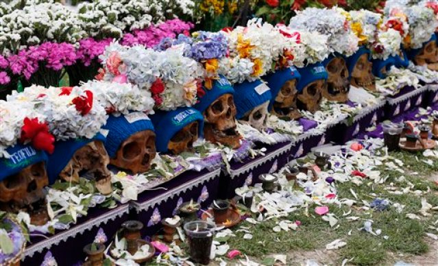 Cráneos humanos adornados esperan la bendición sacerdotal durante la Festividad de las Ñatitas, en La Paz, Bolivia, el domingo 8 de noviembre de 2015. Estos cráneos con fama de milagrosos tienen un lugar especial en la casa de los devotos junto a los santos preferidos de la familia y cada año, una semana después de la fiesta católica del Día de Muertos, reciben las bendiciones de un cura.  La Iglesia católica considera pagana esta festividad, por eso el párroco sólo otorga bendiciones. Según la tradición, las ñatitas deberán corresponder a personas desconocidas pero algunos son de parientes lejanos. (Foto AP/Juan Karita)