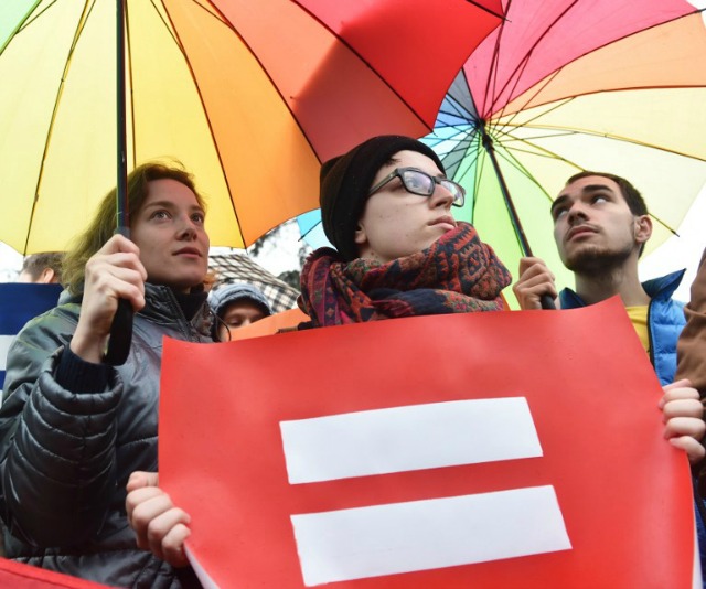 Activistas ucranianas y los representantes de las personas lesbianas, gays, bisexuales y transgénero (LGBT) participan en una manifestación frente al Parlamento en Kiev durante una audiencia el 10 de noviembre de 2015. Los legisladores ucranianos debates antes de su votación un proyecto de ley que prohíbe la discriminación contra los homosexuales en el trabajo - una condición previa para la exención de visado a la mayoría de países de la UE. AFP PHOTO / SERGEI SUPINSKY