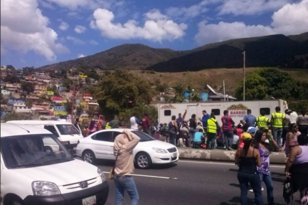 Por varias horas se enfrentaron presuntos estudiantes encapuchados de la ETI y organismos de seguridad