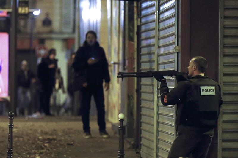 VIDEO: Ráfagas de disparos en la toma de rehenes en la sala de conciertos de París