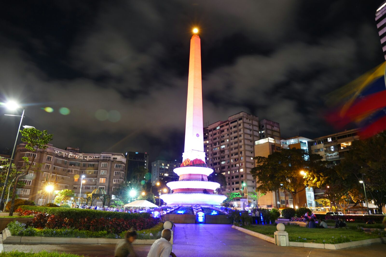 Obelisco de la Plaza Francia de Caracas se ilumina con la bandera francesa por ataques en París (FOTOS)