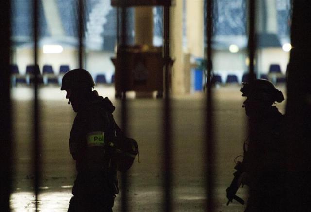 Policías alemanes permanecen en los exteriores del IDH Arena en Hannover, Alemania, hoy, martes 17 de noviembre de 2015, después de que el encuentro amistoso de fútbol entre Alemania y Holanda, previsto para esta noche en la ciudad alemana, fuera suspendido por "razones de seguridad", informó la Policía Alemana. EFE/FEDERICO GAMBARINI