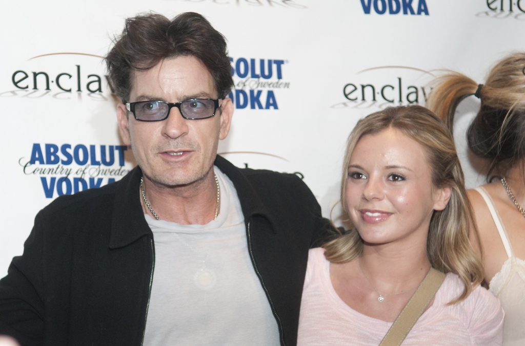 ¡Tremendo lío! Entérate por qué una ex de Charlie Sheen está furiosa