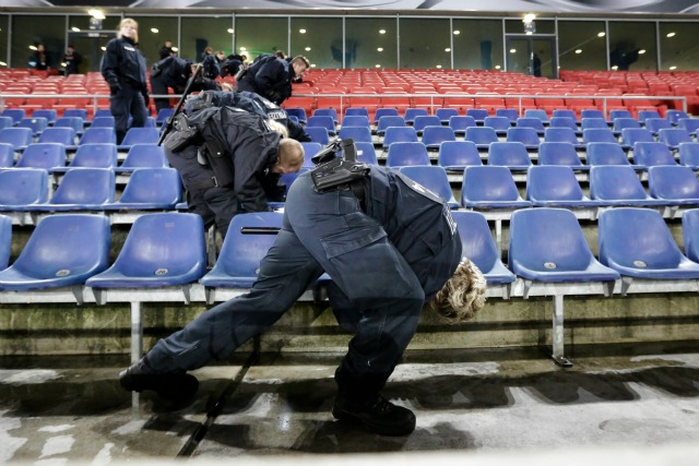 Policías revisan debajo de los asientos en el estadio de Hannover antes de un partido entre Alemania y Holanda el martes, 17 de noviembre de 2015, en Hannover. (AP Photo/Markus Schreiber)