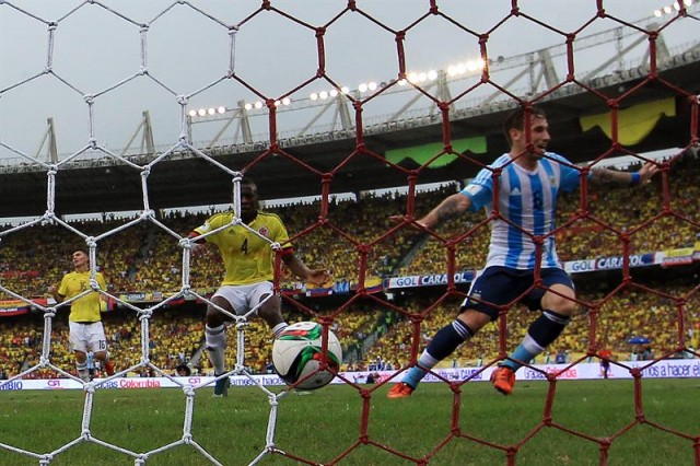  El jugador de la selección de Argentina Lucas Biglia (d) anota un gol ante Colombia hoy, martes 17 de noviembre de 2015, durante el juego de la cuarta jornada por las eliminatorias suramericanas al mundial Rusia 2018, en Barranquilla (Colombia). EFE/MAURICIO DUENAS CASTAÑEDA