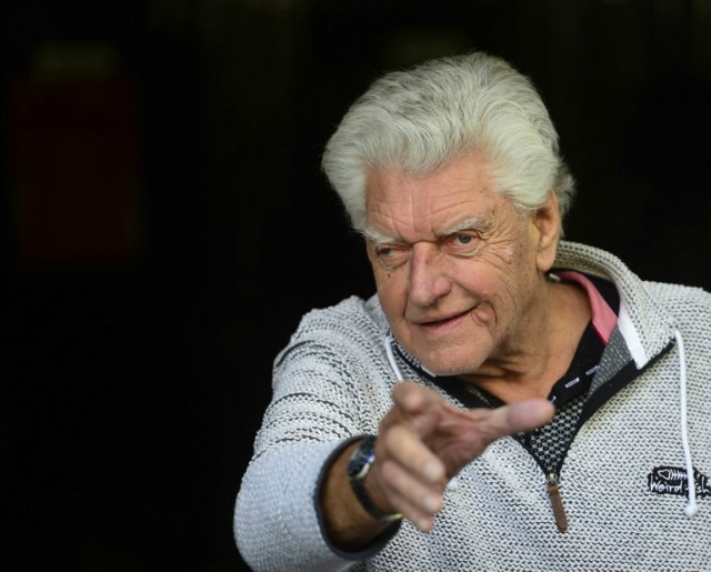 Inglés actor David Prowse plantea durante el photocall para la presentación de los directores españoles Marcos Cabota y la película de Toni Bestard "Yo soy tu padre" en Madrid el 18 de noviembre de 2015. David Prowse jugaron Darth Vader en la primera trilogía de "Star Wars". AFP PHOTO / PIERRE-PHILIPPE MARCOU