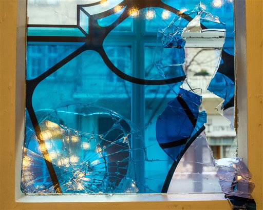 Una ventana rota en la sinagoga de Cottbus, en el este de Alemania, el miércoles 18 de noviembre de 2015. Dos mujeres fueron detenidas por atacar el templo en Cottbus.  (Patrick Pleul/dpa via AP)