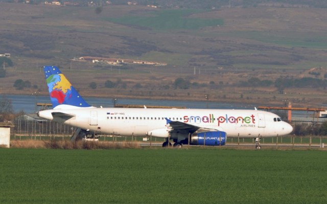 Un avión Airbus A320-232, operado por Small Planet Airlines Poland, en el aeropuerto de Burgas, luego de que aterrizara de emergencia tras una amenaza de bomba en la ruta desde Varsovia hacia Egipto, en Bulgaria, 19 de noviembre de 2015. Una avión con 161 personas a bordo realizó el jueves un aterrizaje de emergencia en la ciudad de Burgas, en el Mar Negro, tras una amenaza de bomba mientras cubría la ruta hacia Egipto desde la capital polaca, Varsovia, dijeron las autoridades búlgaras. REUTERS/Bulphoto Agency