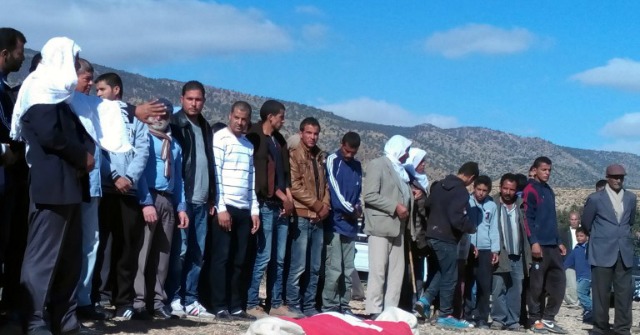 Tunecinos rezan antes del entierro del pastor de 16 años de edad, Mabrouk Soltani, que fue sacrificado y decapitado por los yihadistas en 13 de noviembre 2015, durante su funeral en JELMA, una ciudad en la gobernación central de Túnez de Sidi Bouzid el 15 de noviembre de 2015.