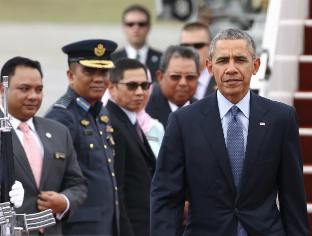 El presidente de Estados Unidos, Barack Obama, baja del avión Air Force One, en la Base Aérea de Subang, en las afueras de Kuala Lumpur, Malasia, 20 de noviembre de 2015. Las autoridades de Malasia implementaron el viernes medidas de seguridad extremas en Kuala Lumpur ante la llegada de líderes de todo el mundo para participar de dos cumbres el fin de semana, en medio de nuevos ataques de militantes islamistas. REUTERS/Olivia Harris