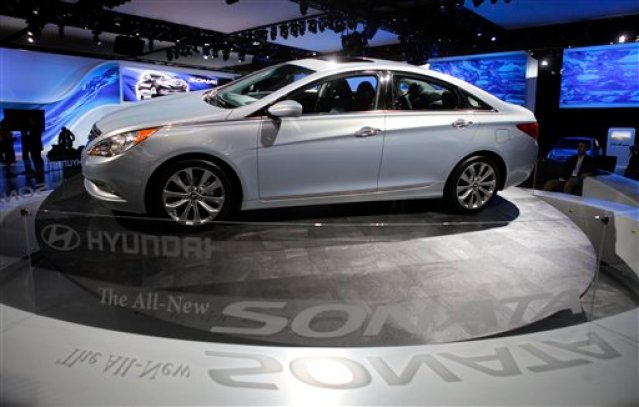 El Hyndai Sonata 2011 se exhibe en el Los Angeles Auto Show de Los Angeles el 2 de diciembre de 2009. El viernes 20 de noviembre de 2015, Hyundai avisó que retirará casi 305.000 vehículos Sonata porque podrían permanecer encendidas las luces del freno cuando el conductor no frena. El retiro incluye modelos 2011 y 2012. (Foto AP/Jae C. Hong, Archivo)