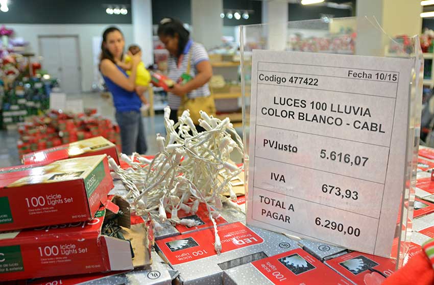 Año nuevo, arbolito viejo: Adornos navideños cuestan más de 6 meses de trabajo